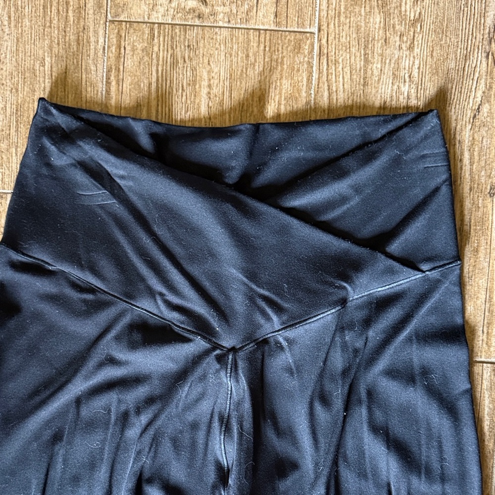 High-Rise Black V-Waist Leggings